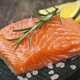 Corantes e antibióticos? Os mitos e verdades sobre a qualidade do salmão de cativeiro