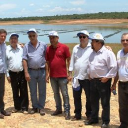 Crivella visita polo pesqueiro da barragem de Três Marias