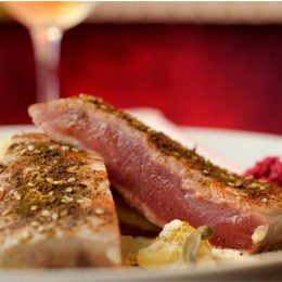 Atum grelhado em crosta de zahtar