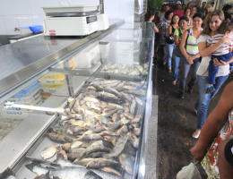 Consumidor faz fila por peixes no Mercado Municipal em Ribeirão Preto