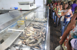 Consumidor faz fila por peixes no Mercado Municipal em Ribeirão Preto