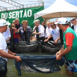 Presidente Dilma Roussef conhece ação de piscicultura em torno do Canal do Sertão