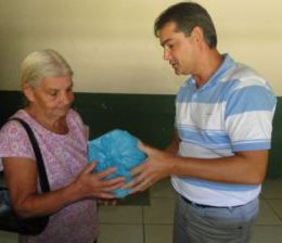 Famílias carentes de Maracajá recebem peixes para a Sexta-Feira Santa