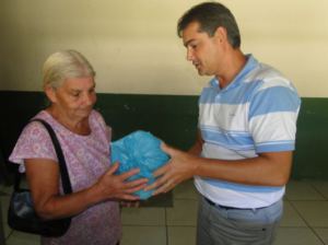 Famílias carentes de Maracajá recebem peixes para a Sexta-Feira Santa