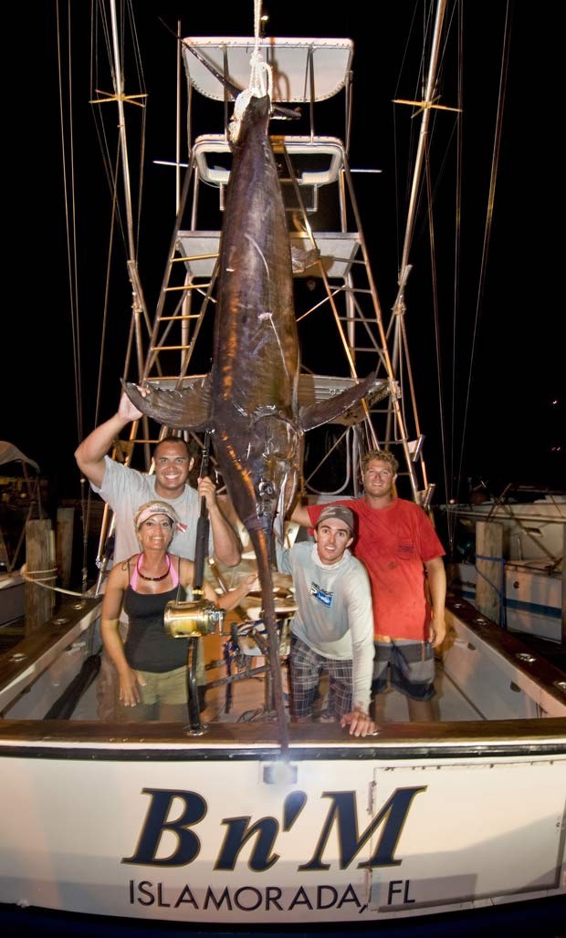 Durante uma pescaria com a mulher, o americano John White fisgou em setembro de 2011 um peixe-espada de 206 quilos, durante pescaria a cerca de 50 quilômetros ao sul de Islamorada, no estado da Flórida (EUA) (Foto: Andy Newman/AP)