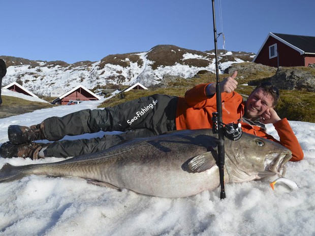 Alemão Michael Eisele posa com peixe cod de 47 kg e 1,60 metro (Foto: Soroya Havfiskesenter/NTB Scanpix/Reuters)