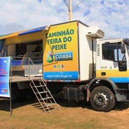 Caminhão do Peixe está na praça Ulisses Guimarães