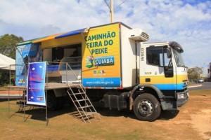 Caminhão do Peixe está na praça Ulisses Guimarães