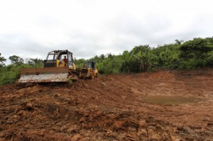 Governo do Estado, através do Programa de Mecanização, está fazendo os açudes (Fotos: Angela Peres/Secom)