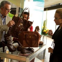 Exposição mostra que moda com couro de peixe chegou para ficar