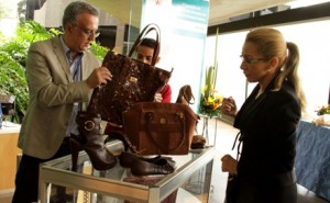 Exposição mostra que moda com couro de peixe chegou para ficar