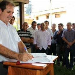 Tião Viana assina ordem de serviço para construção de tanques de piscicultura em 15 municípios