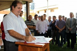 Tião Viana assina ordem de serviço para construção de tanques de piscicultura em 15 municípios