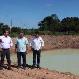 Israel Pereira da Silva (E) foi contemplado com a construção de tanques de piscicultura (Foto: Sérgio Vale/Secom)