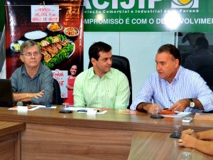 Superintendente do MPA, Ricardo Lopes (à direita), durante reunião na Associação Comercial e Industrial de Ji-Paraná, RO (Foto: Roger Henrique/G1)