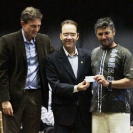 Crivella garante mais áreas para maricultura em Santa Catarina, entrega carteiras de pescador e se reúne com o setor industrial