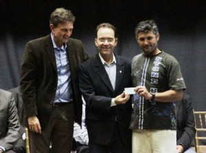 Crivella garante mais áreas para maricultura em Santa Catarina, entrega carteiras de pescador e se reúne com o setor industrial