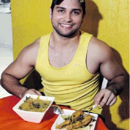 O professor Júnior Coimbra, de Parintins, aprecia os peixes regionais