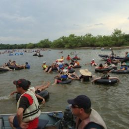 Encontro ecológico realiza mutirão de limpeza no Rio Iguaçu, no Paraná