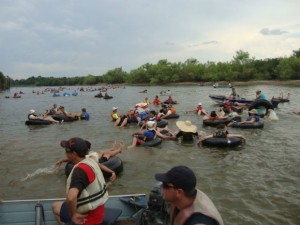 Encontro ecológico realiza mutirão de limpeza no Rio Iguaçu, no Paraná
