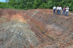 Ténicos acompanham andamento das obras dos tanques