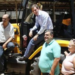 Crivella entrega máquinas para incentivar a criação de pescado no interior do Rio de Janeiro