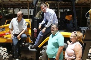 Crivella entrega máquinas para incentivar a criação de pescado no interior do Rio de Janeiro