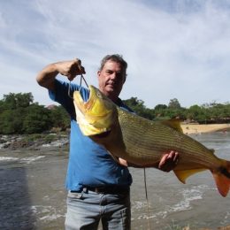 Corretor pesca dourado de 13,7kg