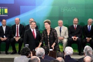 Dilma empossa Eduardo Lopes como novo ministro da Pesca e Aquicultura