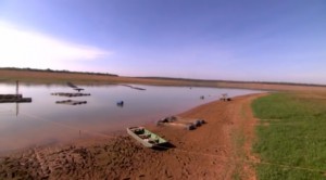 Baixo nível de reservatório de água em MG prejudica produção de peixes