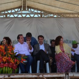 Inaugurada, fábrica deve produzir 40 mil toneladas de ração por ano no AC