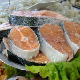 Comer peixes diminui risco de problemas auditivos em mulheres