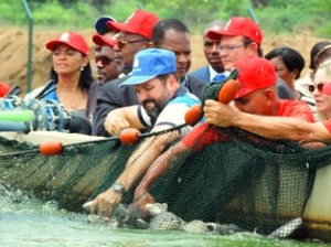 Ministro visita Centro de Larvicultura e de treinamento em Dondo, na Angola