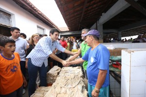 Ministro Helder Barbalho assina convênio para modernização do Mercado de Peixe de Vigia