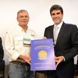 Ministro da Pesca assina Acordo de Cooperação na Feipesca 2015