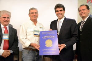 Ministro da Pesca assina Acordo de Cooperação na Feipesca 2015 