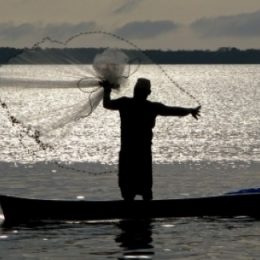 Governo adia início de nova regra para registro de pescador
