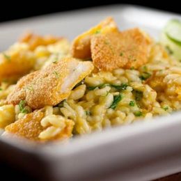 Aprenda a fazer um peixe crocante com risoto de limão