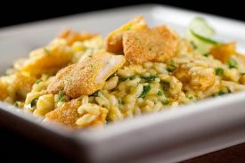 Aprenda a fazer um peixe crocante com risoto de limão