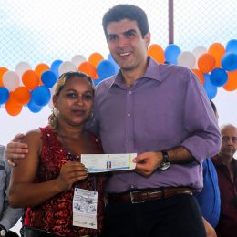 Helder Barbalho entrega 798 carteiras para pescadores no Amapá