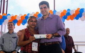 Helder Barbalho entrega 798 carteiras para pescadores no Amapá