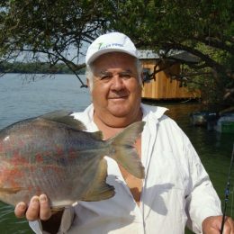 Pescadores aprendem a transformar peixes em derivados como o peixebúrguer