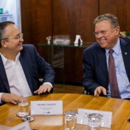 Maggi entrega a Taques autorização para criação de peixes em reservatório de Manso