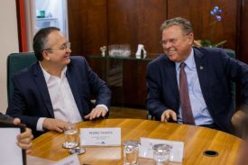 Maggi entrega a Taques autorização para criação de peixes em reservatório de Manso