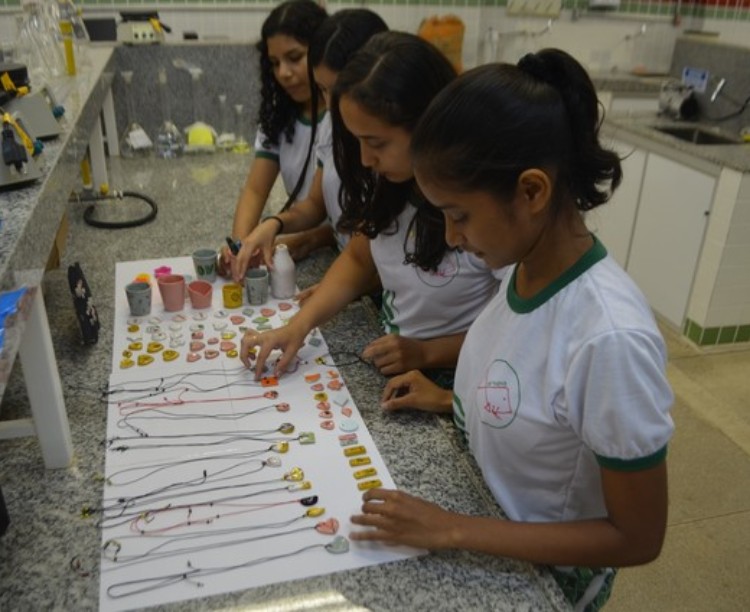 Alunos do Amapá criam biojoias a partir de espinhas de peixes