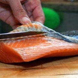 Pesca do salmão é retomada em Naraha, Fukushima, após cinco anos