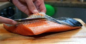 Pesca do salmão é retomada em Naraha, Fukushima, após cinco anos